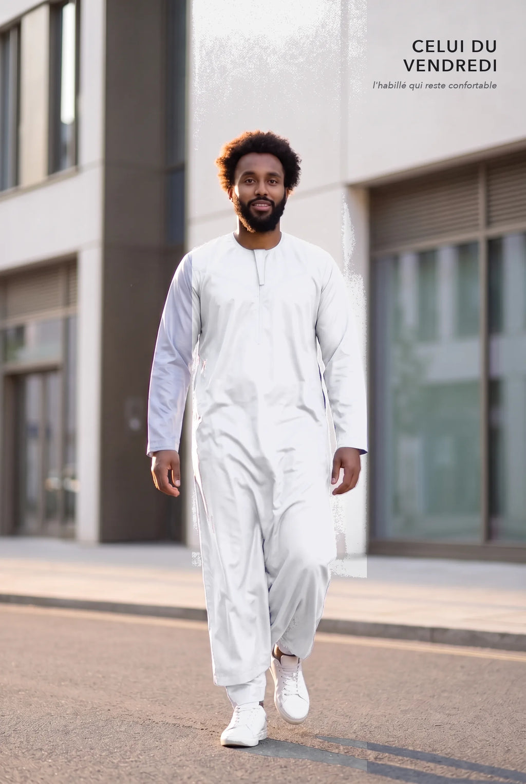 Qamis omani satiné blanc Ayoub porté en extérieur, tenue du vendredi