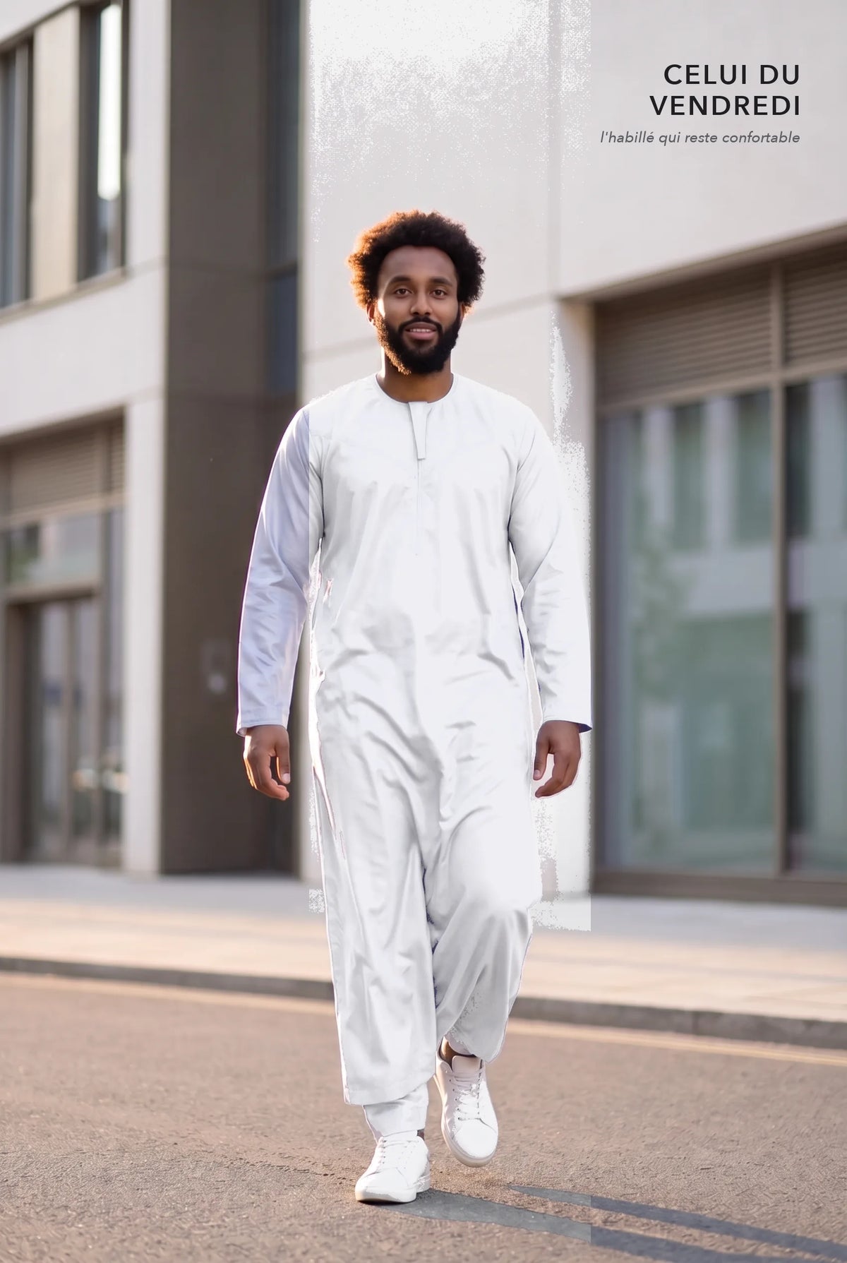 Qamis omani satiné blanc Ayoub porté en extérieur, tenue du vendredi