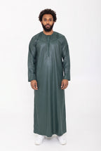 Qamis omani satiné vert Ayoub porté de face, vue en pied sur fond blanc