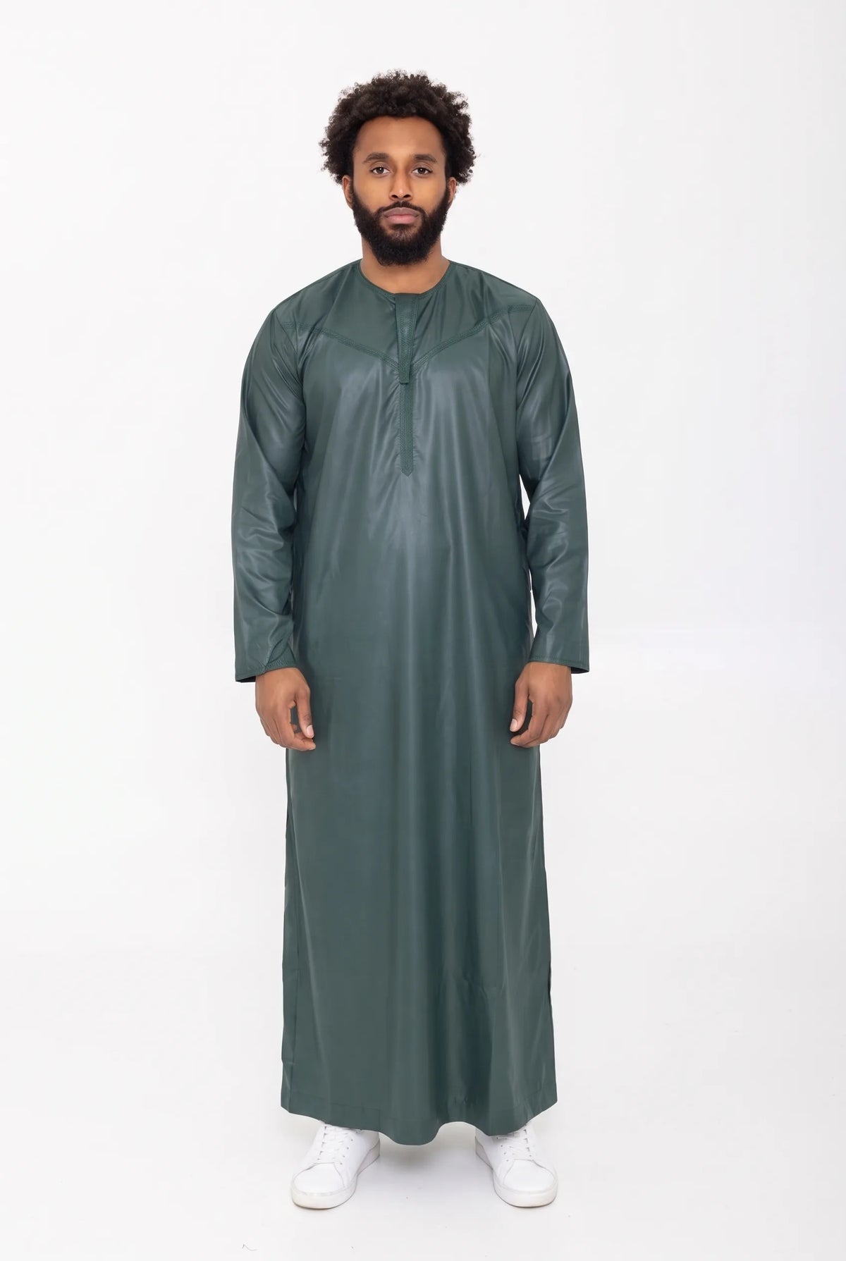 Qamis omani satiné vert Ayoub porté de face, vue en pied sur fond blanc