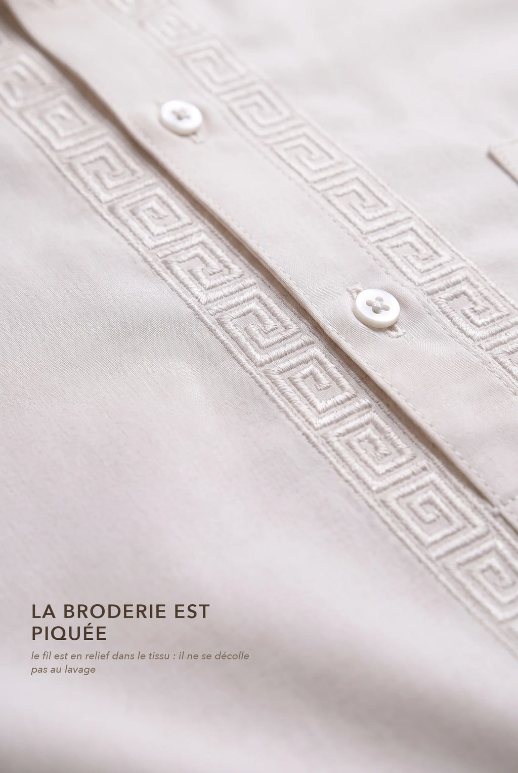 Macro de la grecque piquée en relief dans le tissu du qamis Sofiane beige