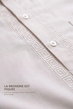 Macro de la grecque piquée en relief dans le tissu du qamis Sofiane beige