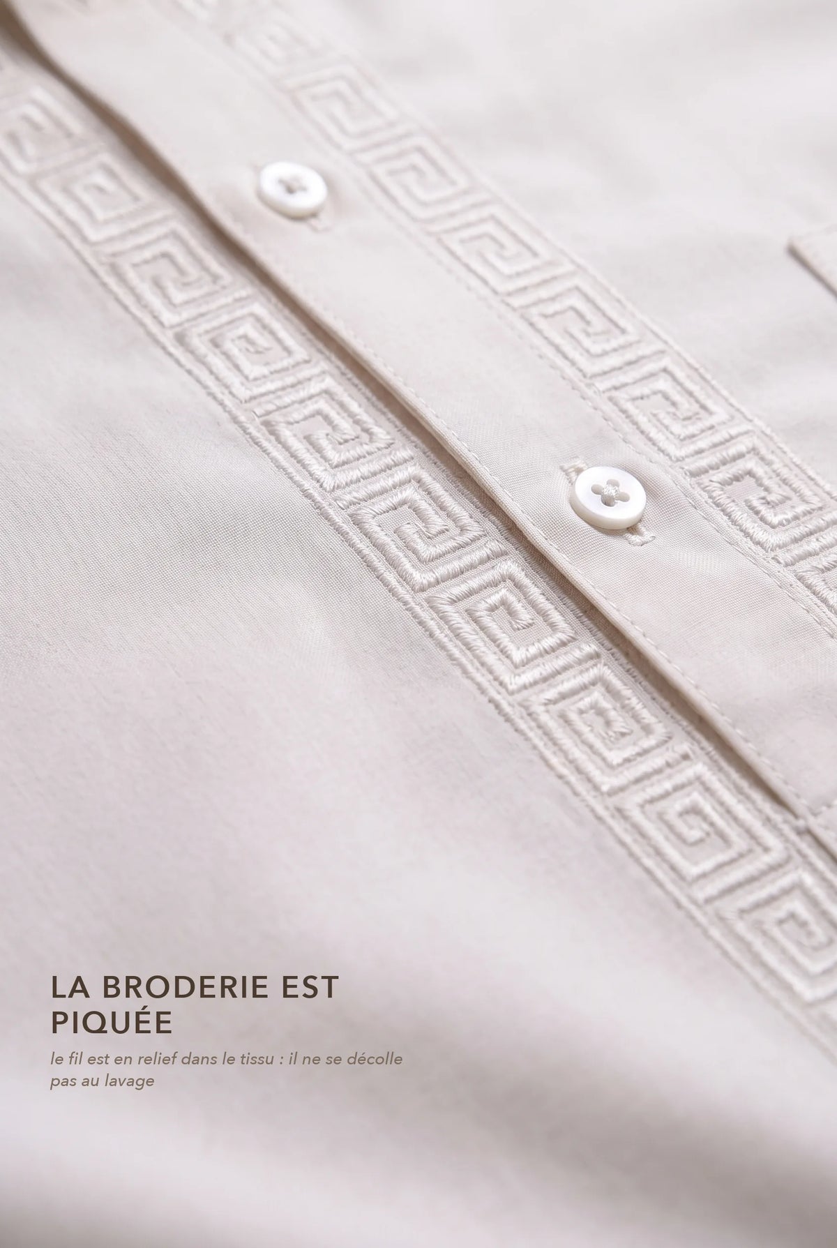 Macro de la grecque piquée en relief dans le tissu du qamis Sofiane beige