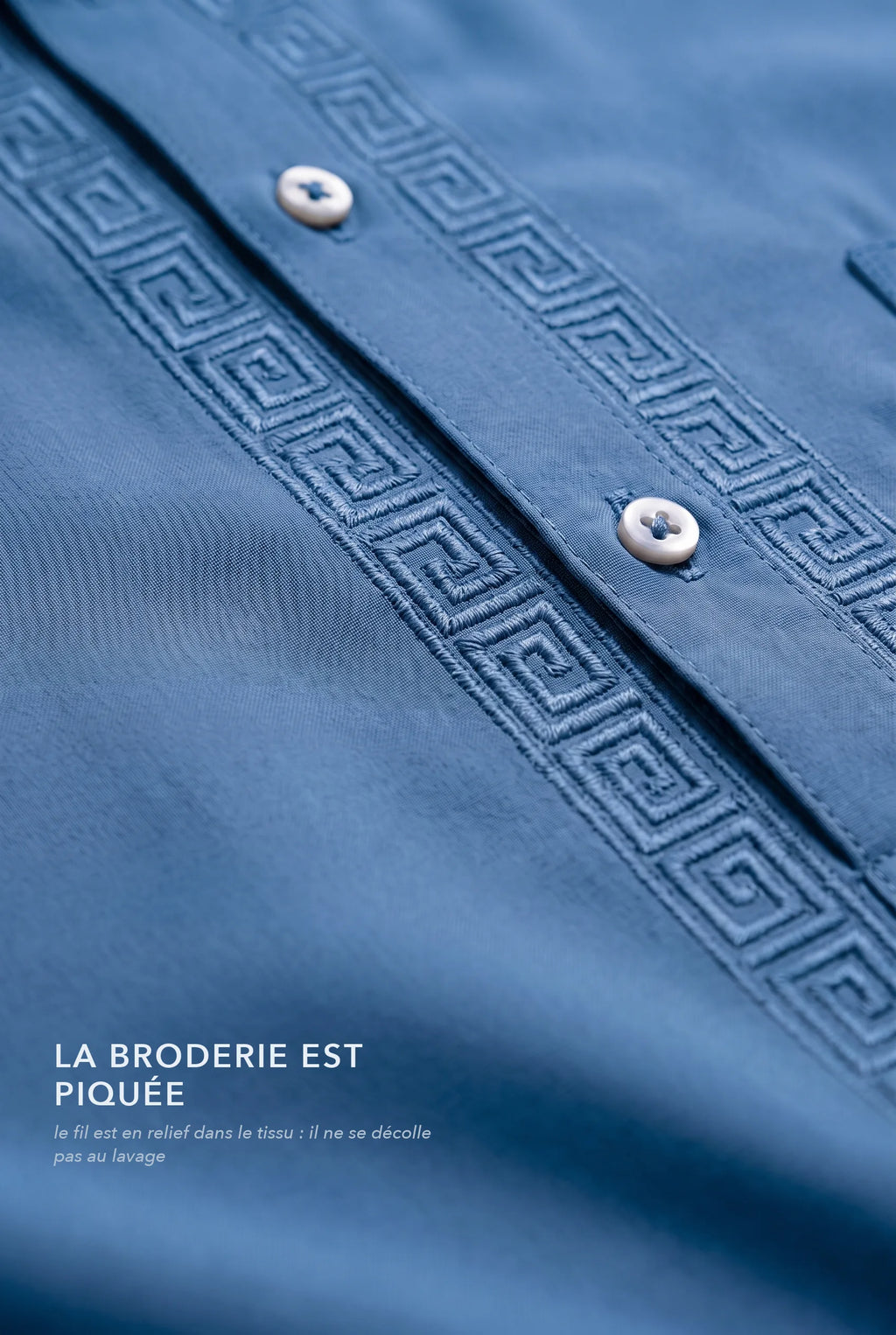 Macro de la grecque piquée en relief dans le tissu du qamis Sofiane bleu
