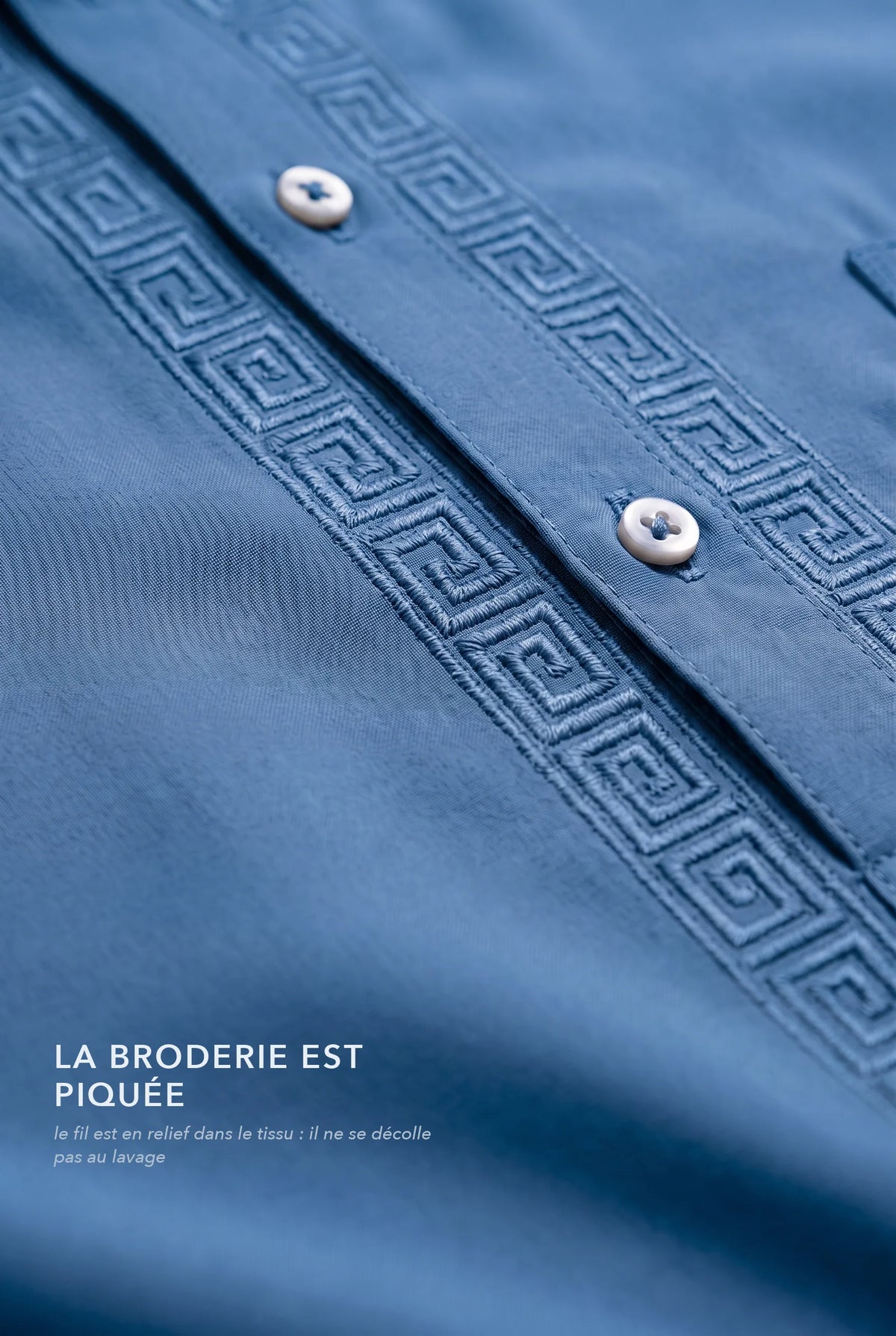 Macro de la grecque piquée en relief dans le tissu du qamis Sofiane bleu