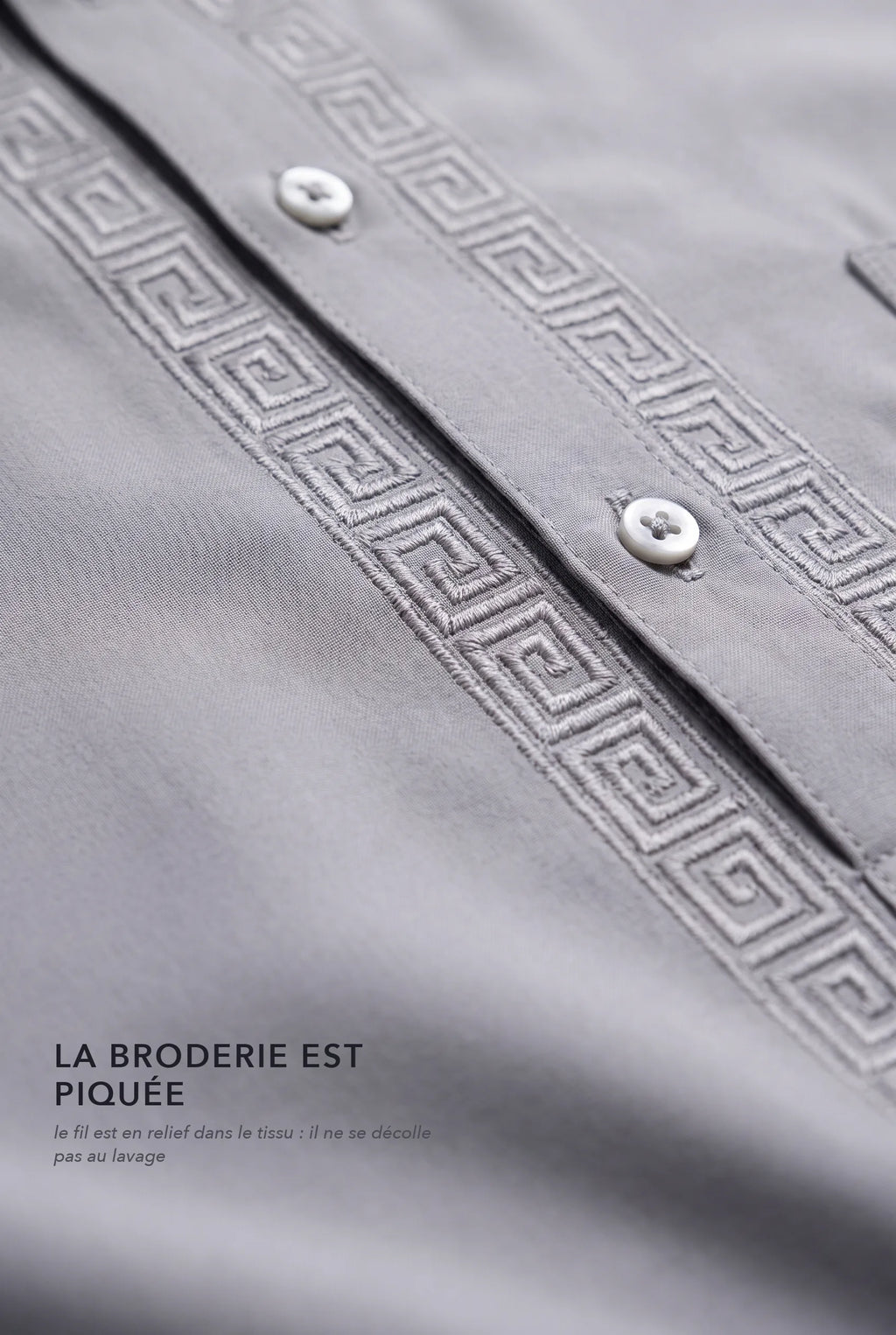 Macro de la grecque piquée en relief dans le tissu du qamis Sofiane gris