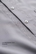 Macro de la grecque piquée en relief dans le tissu du qamis Sofiane gris