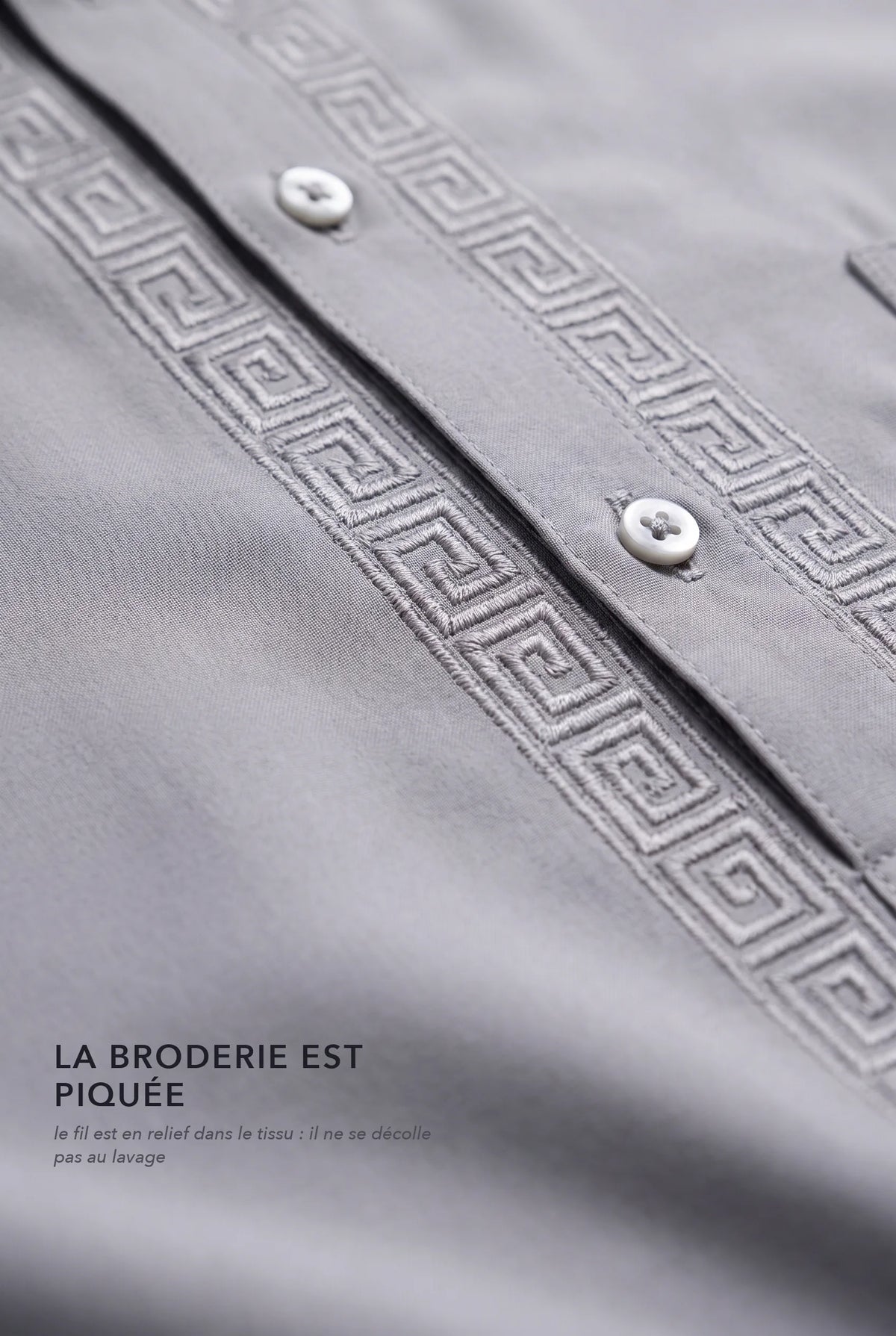 Macro de la grecque piquée en relief dans le tissu du qamis Sofiane gris