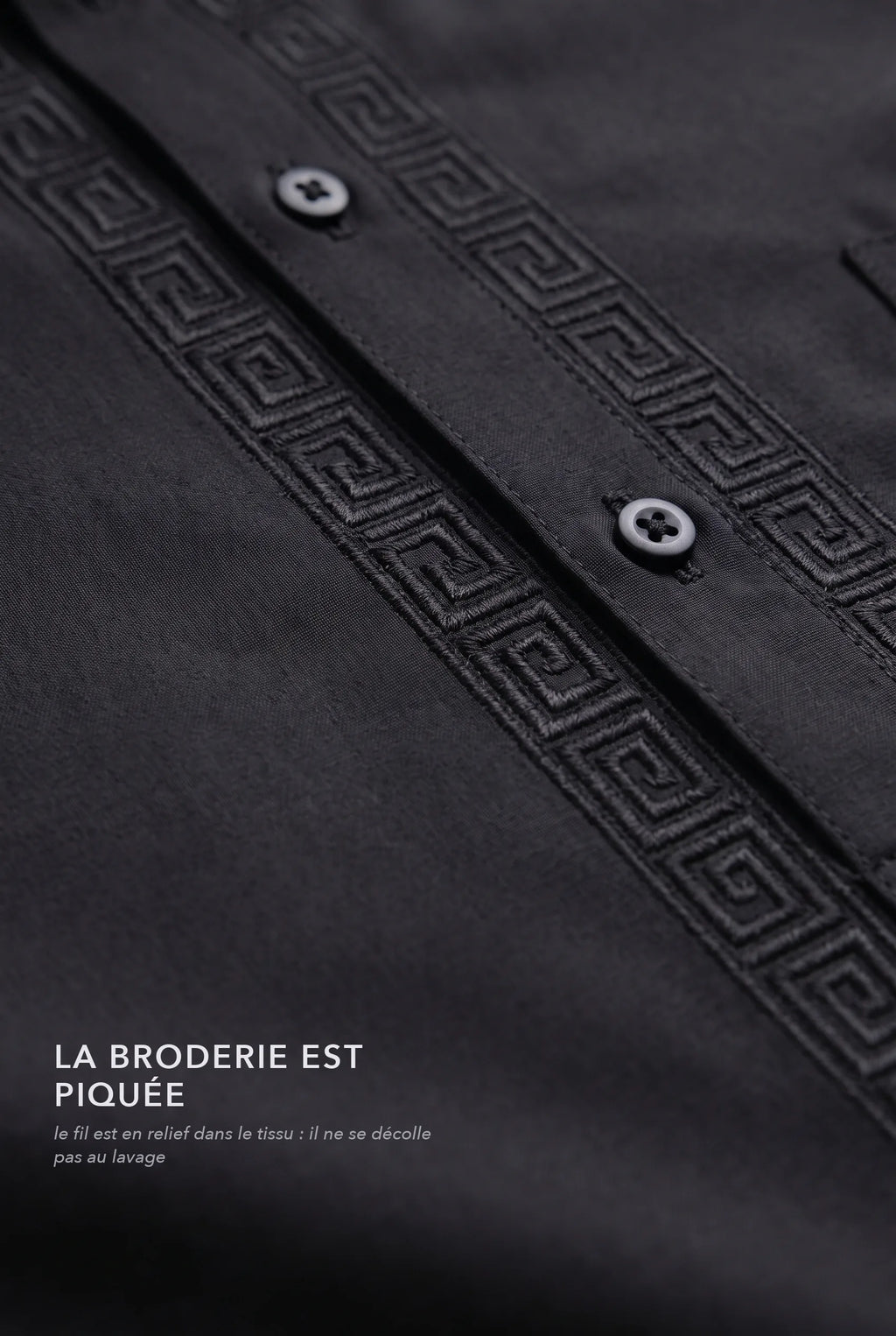 Macro de la grecque piquée en relief dans le tissu du qamis Sofiane noir