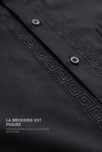 Macro de la grecque piquée en relief dans le tissu du qamis Sofiane noir