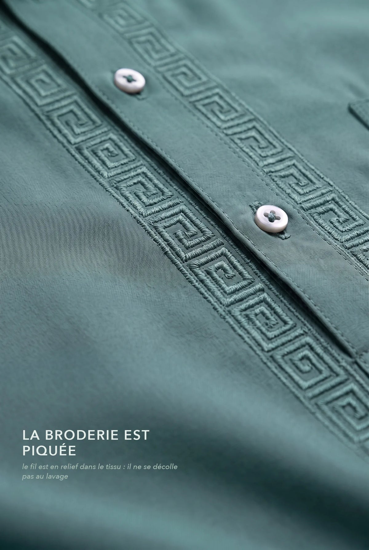 Macro de la grecque piquée en relief dans le tissu du qamis Sofiane vert