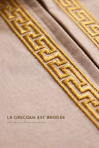 Macro de la broderie grecque dorée du qamis Mehdi beige, fil brodé en relief