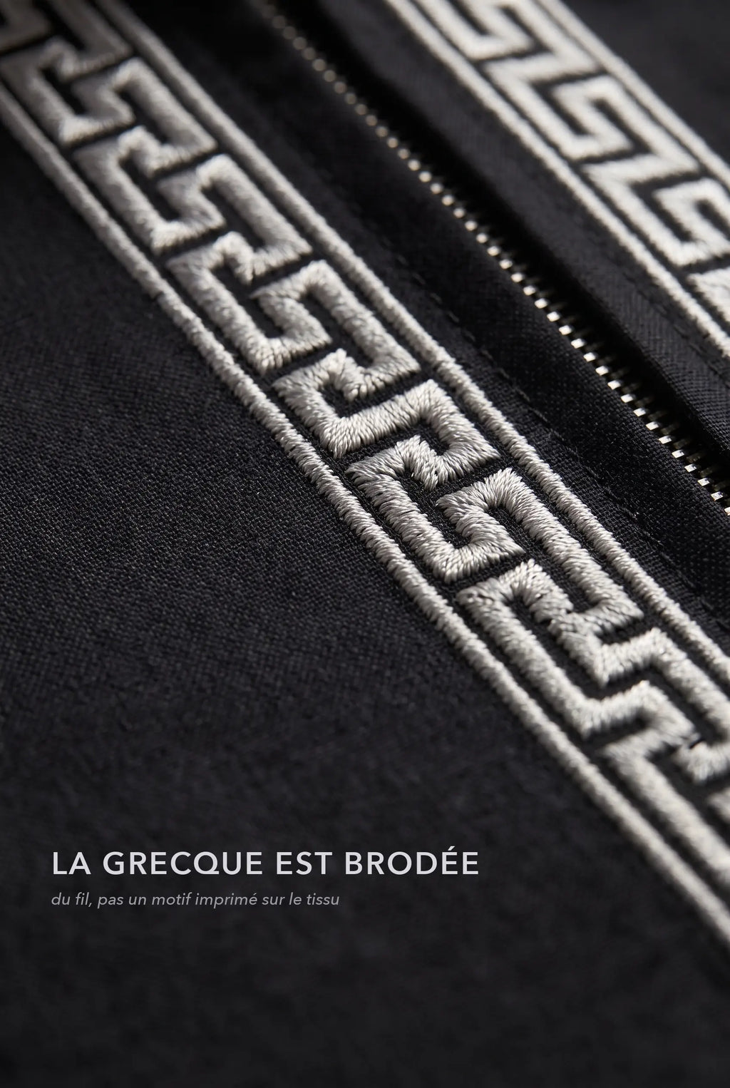 Macro de la broderie grecque argentée du qamis Mehdi noir, fil brodé en relief