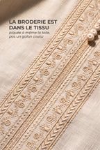 Broderie berbère caramel du qamis Issam beige, piquée à même la toile