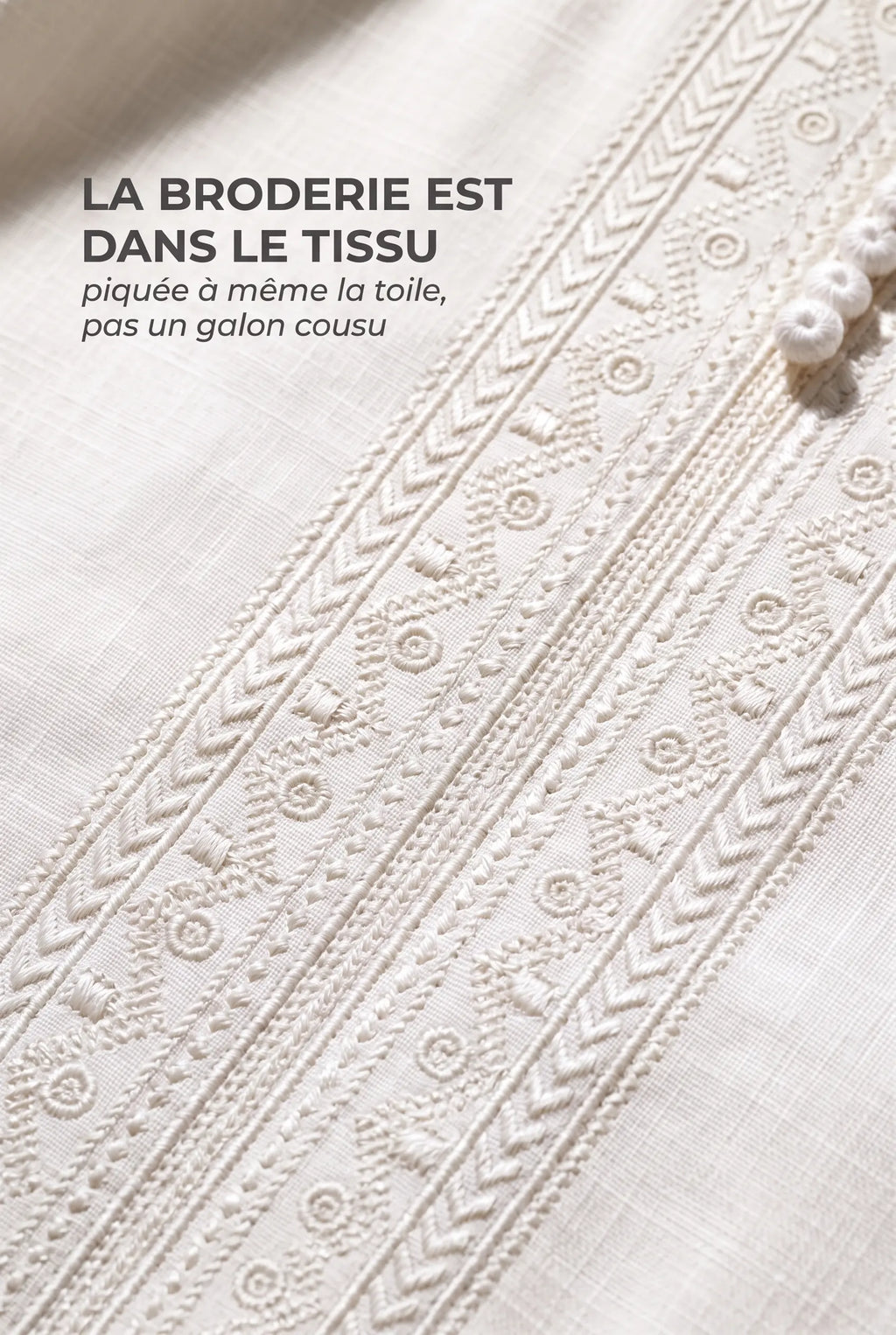 Broderie berbère ton sur ton du qamis Issam blanc cassé, piquée à même la toile