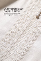 Broderie berbère ton sur ton du qamis Issam blanc cassé, piquée à même la toile