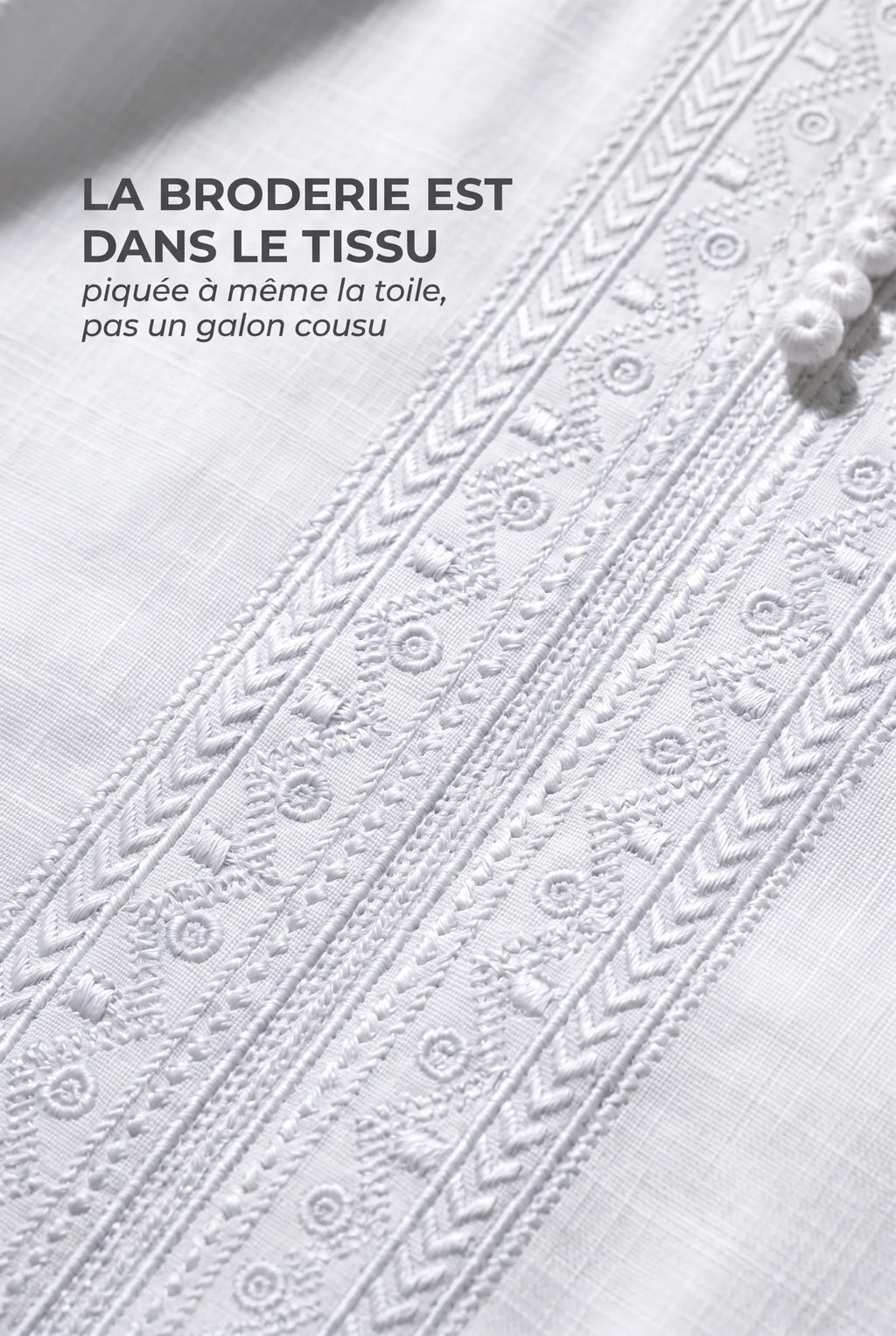 Broderie berbère ton sur ton du qamis Issam blanc, piquée à même la toile