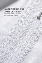 Broderie berbère ton sur ton du qamis Issam blanc, piquée à même la toile