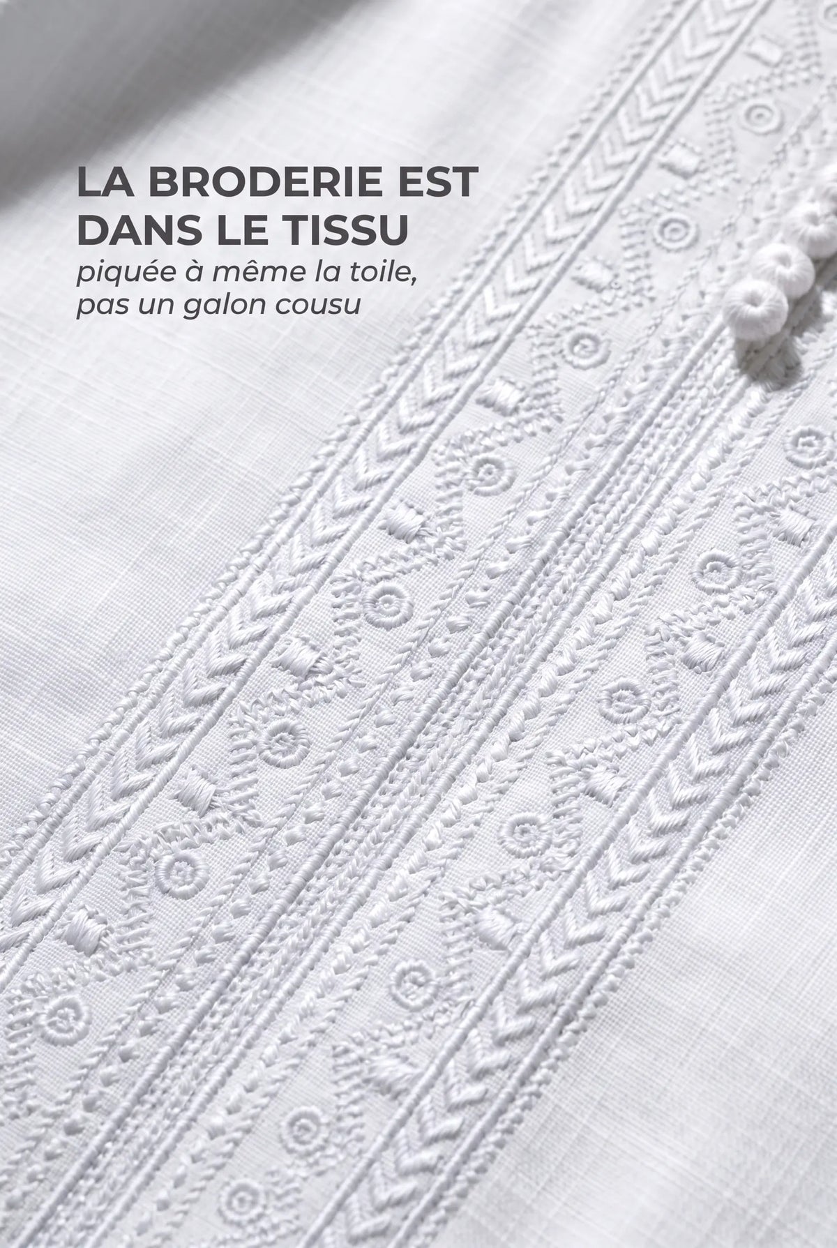Broderie berbère ton sur ton du qamis Issam blanc, piquée à même la toile