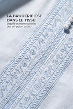 Broderie berbère ton sur ton du qamis Issam bleu clair, piquée à même la toile