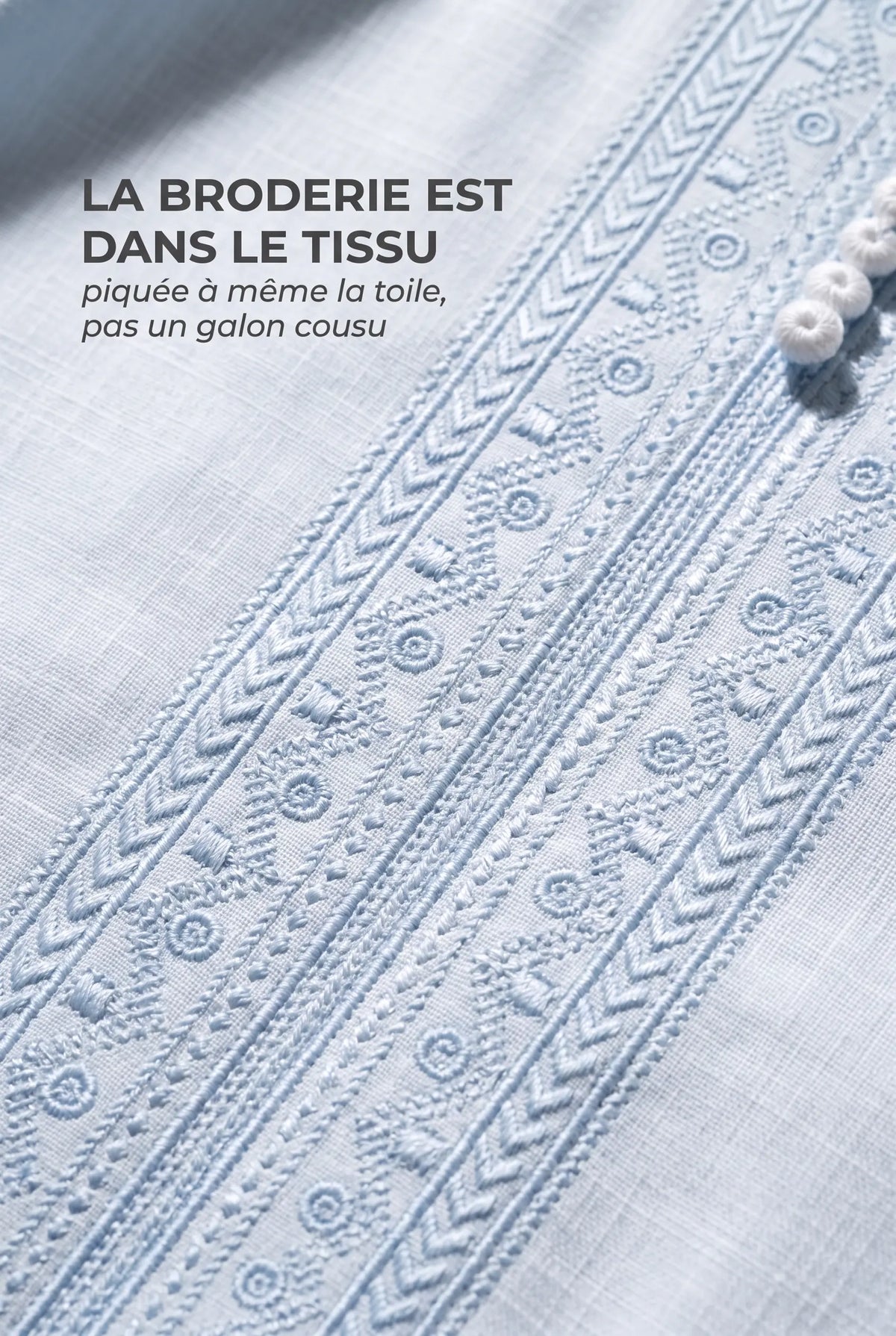 Broderie berbère ton sur ton du qamis Issam bleu clair, piquée à même la toile