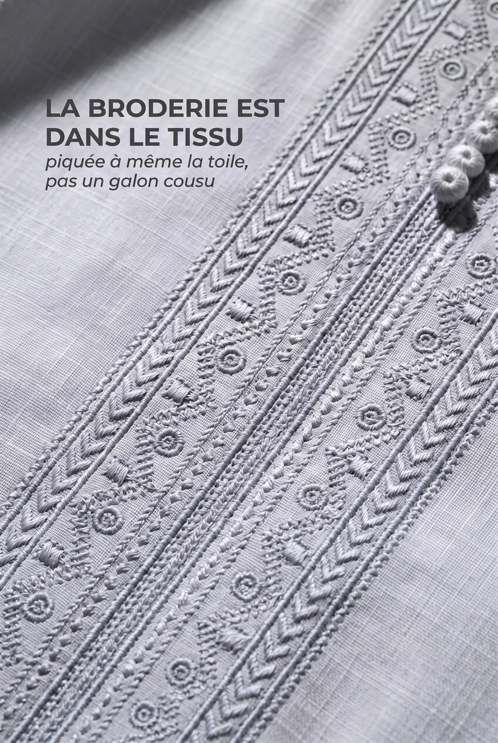 Broderie berbère ton sur ton du qamis Issam gris, piquée à même la toile