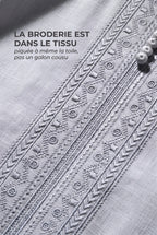 Broderie berbère ton sur ton du qamis Issam gris, piquée à même la toile