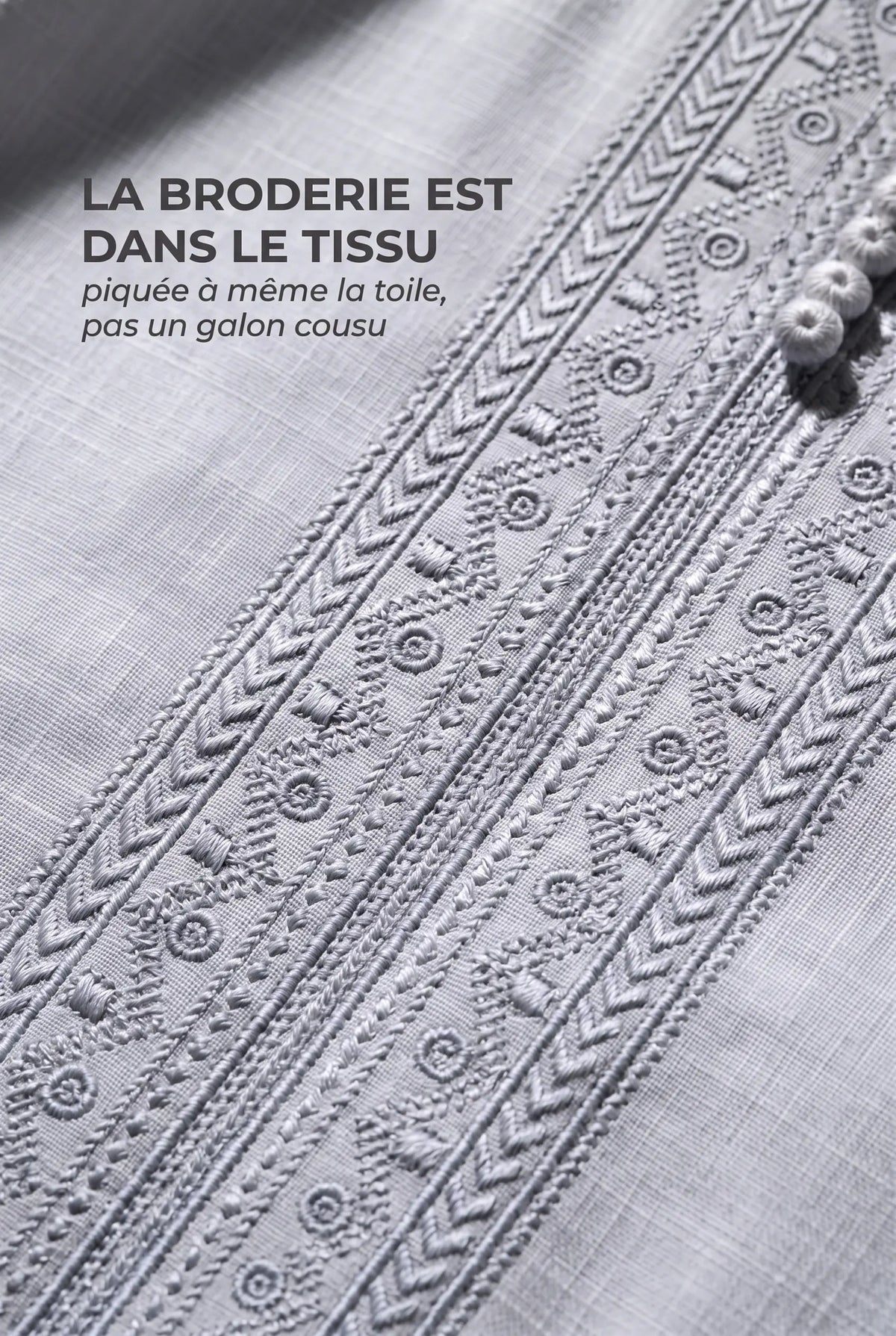 Broderie berbère ton sur ton du qamis Issam gris, piquée à même la toile