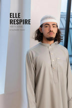 Homme portant la chéchia blanche en coton crocheté main avec un qamis gris
