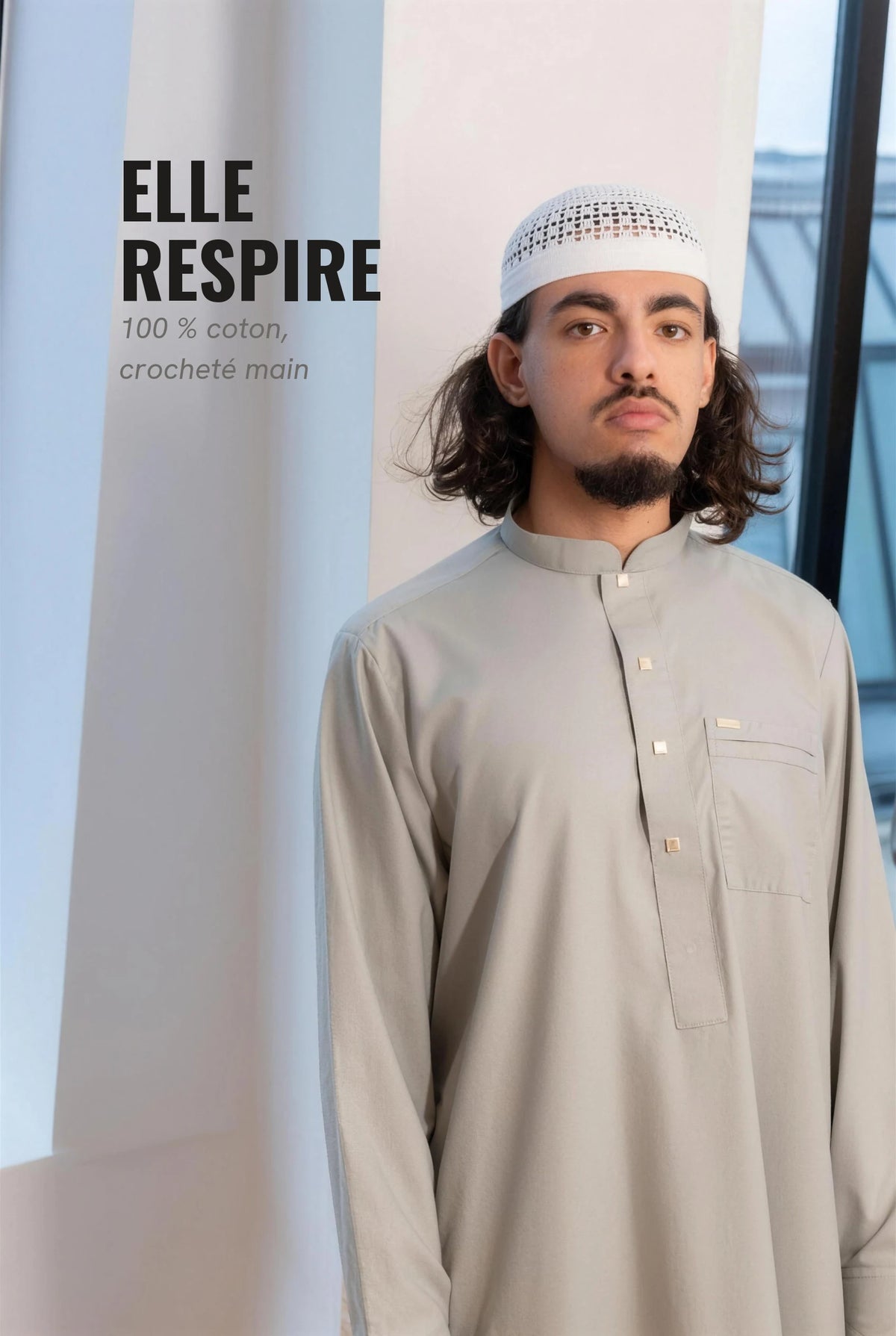 Homme portant la chéchia blanche en coton crocheté main avec un qamis gris