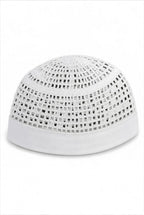 Chéchia égyptienne blanche en coton crocheté, maille ajourée et bandeau plein, sur fond blanc