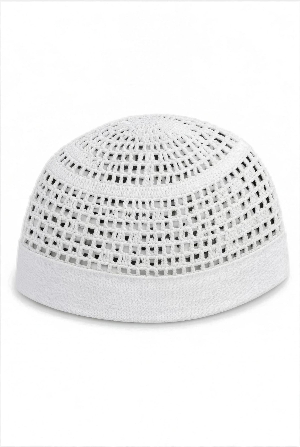 Chéchia égyptienne blanche en coton crocheté, maille ajourée et bandeau plein, sur fond blanc