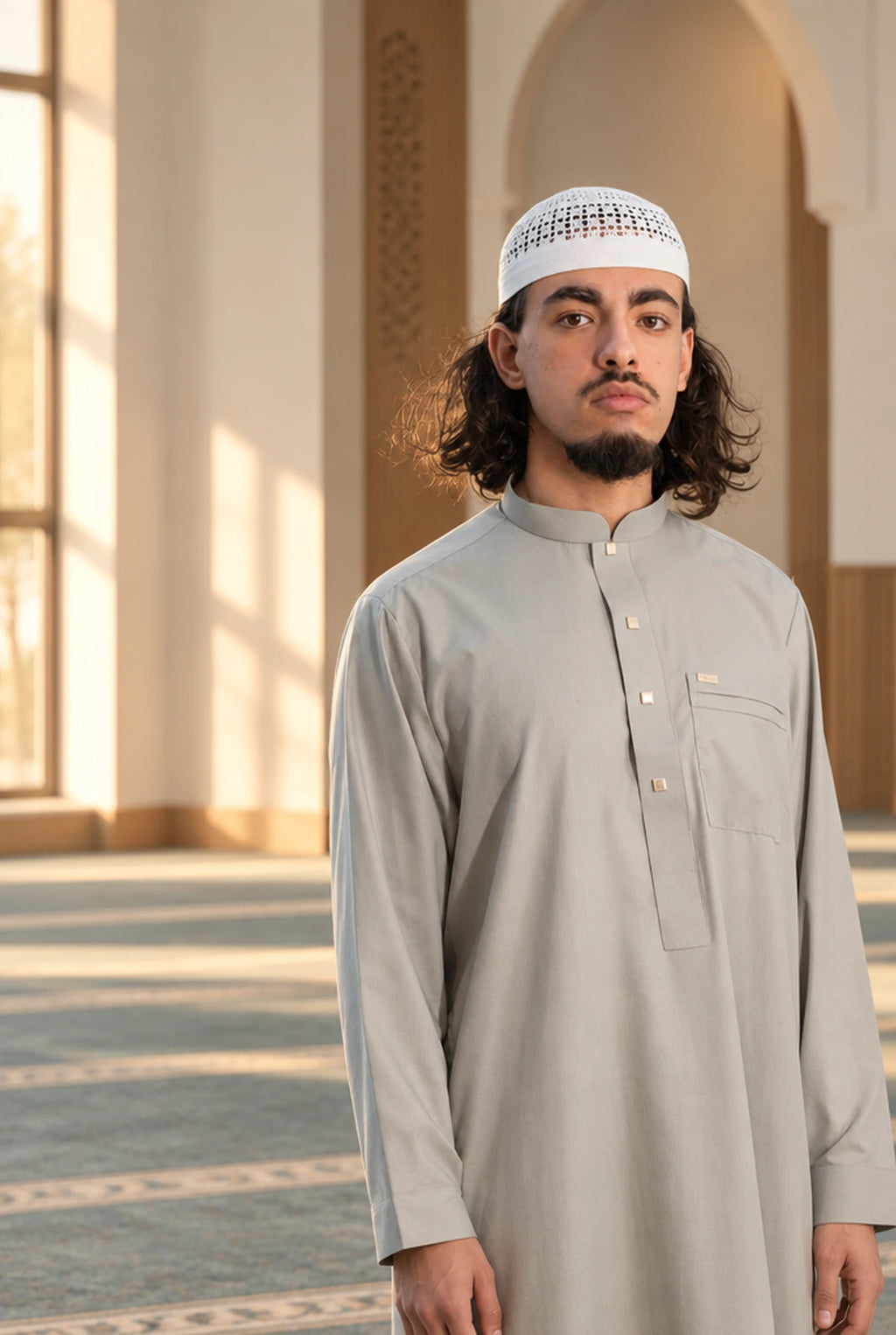 Chéchia blanche portée avec un qamis dans une salle de prière