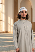 Chéchia blanche portée avec un qamis dans une salle de prière