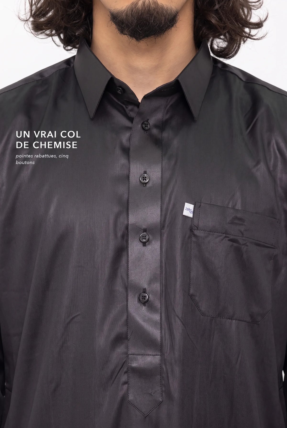 Col de chemise et patte boutonnée du qamis qatari Khalid noir, macro
