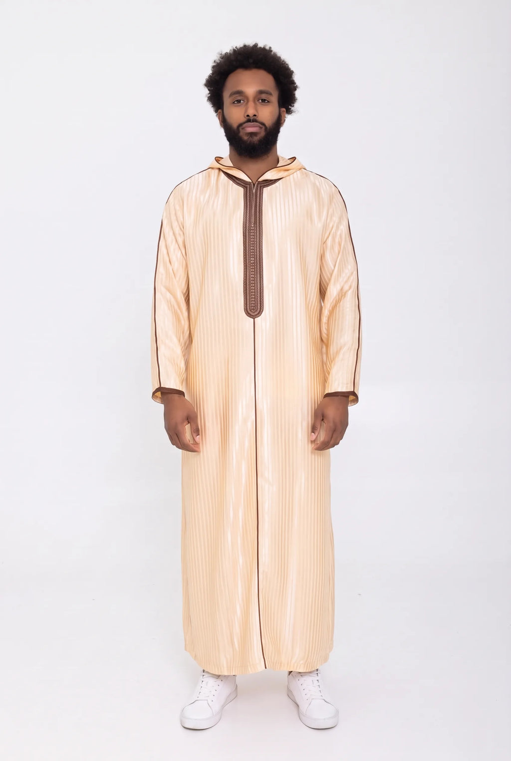 Djellaba à capuche beige Fares portée de face, vue en pied sur fond blanc