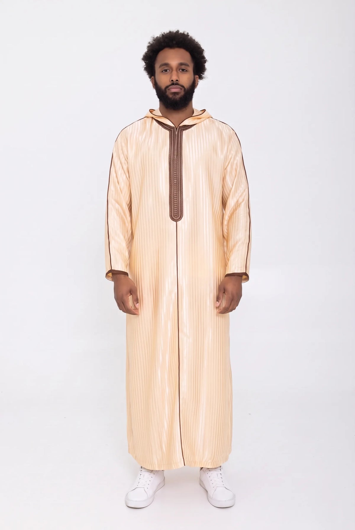 Djellaba à capuche beige Fares portée de face, vue en pied sur fond blanc