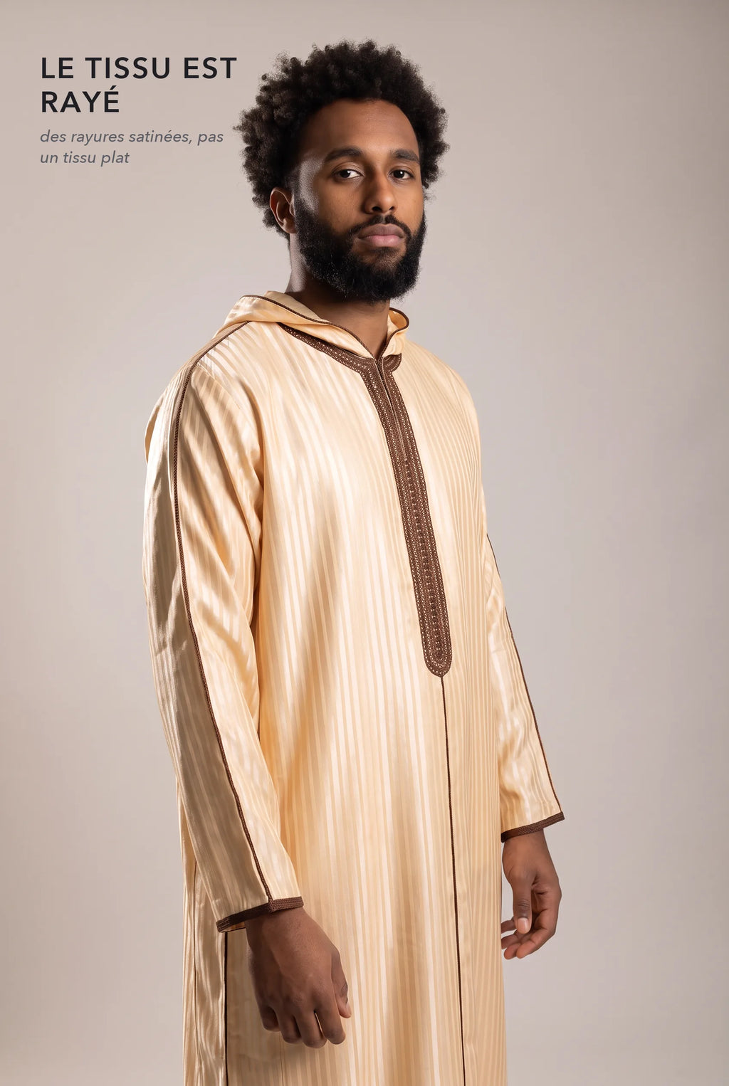 Tissu satin rayé ton sur ton de la djellaba Fares beige en lumière rasante