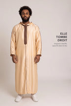 Coupe droite et longueur cheville de la djellaba à capuche Fares beige