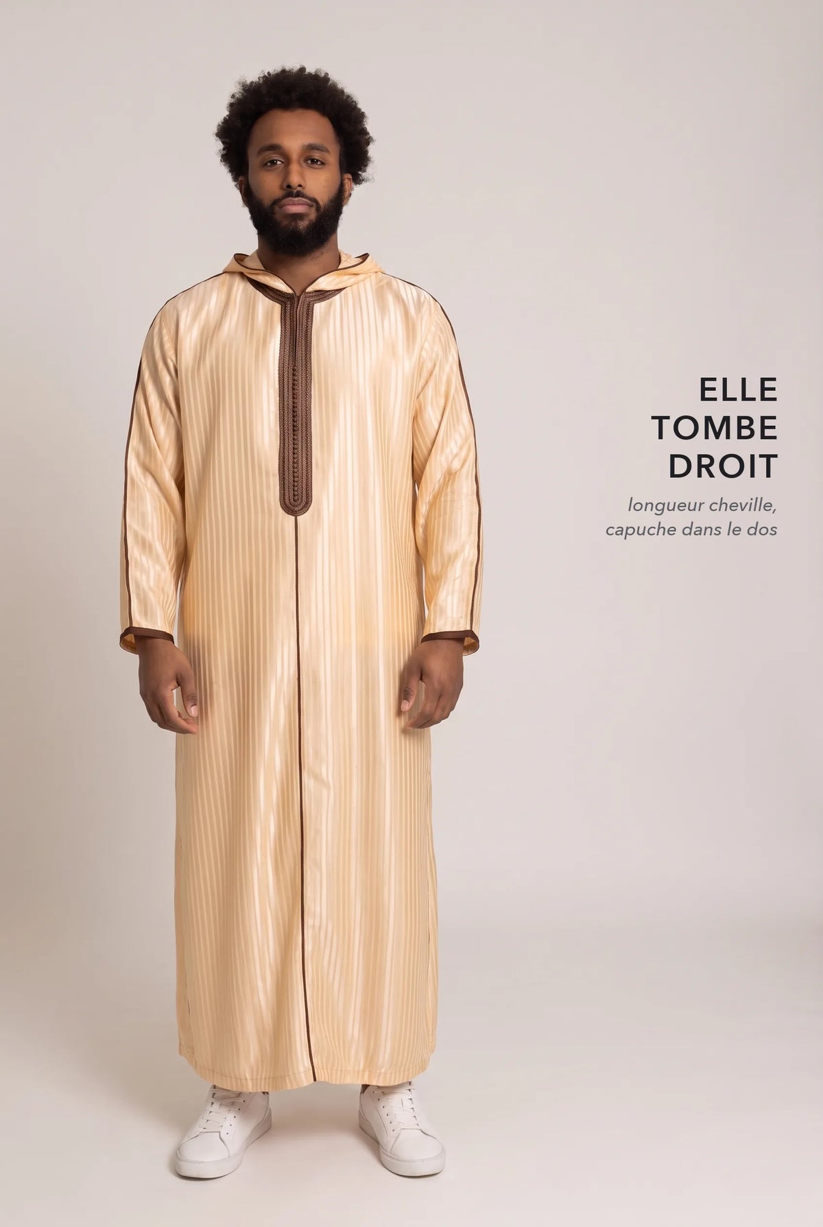 Coupe droite et longueur cheville de la djellaba à capuche Fares beige