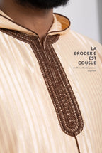 Plastron brodé fil chocolat de la djellaba Fares beige, macro