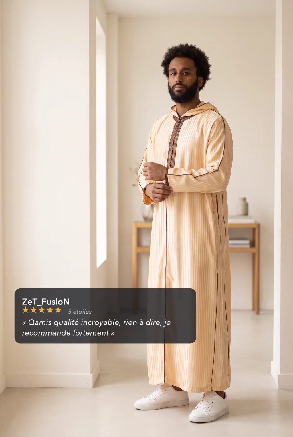 Djellaba à capuche beige Fares portée en intérieur, avis client