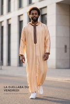 Djellaba à capuche beige Fares portée en extérieur, tenue du vendredi