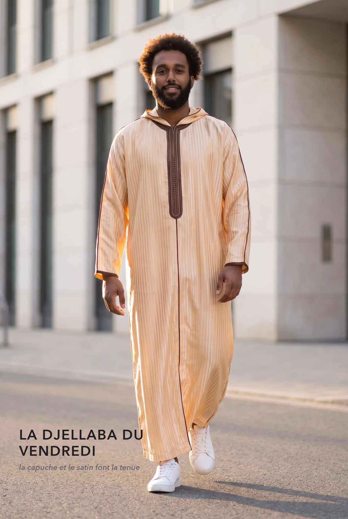 Djellaba à capuche beige Fares portée en extérieur, tenue du vendredi