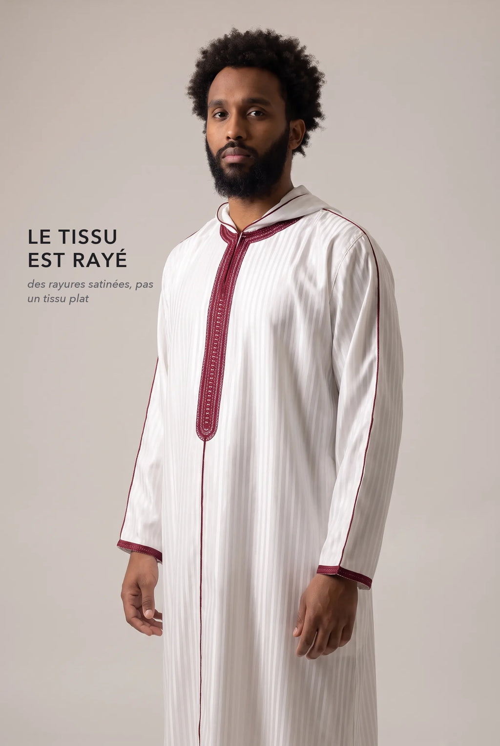 Tissu satin rayé ton sur ton de la djellaba Fares blanche en lumière rasante
