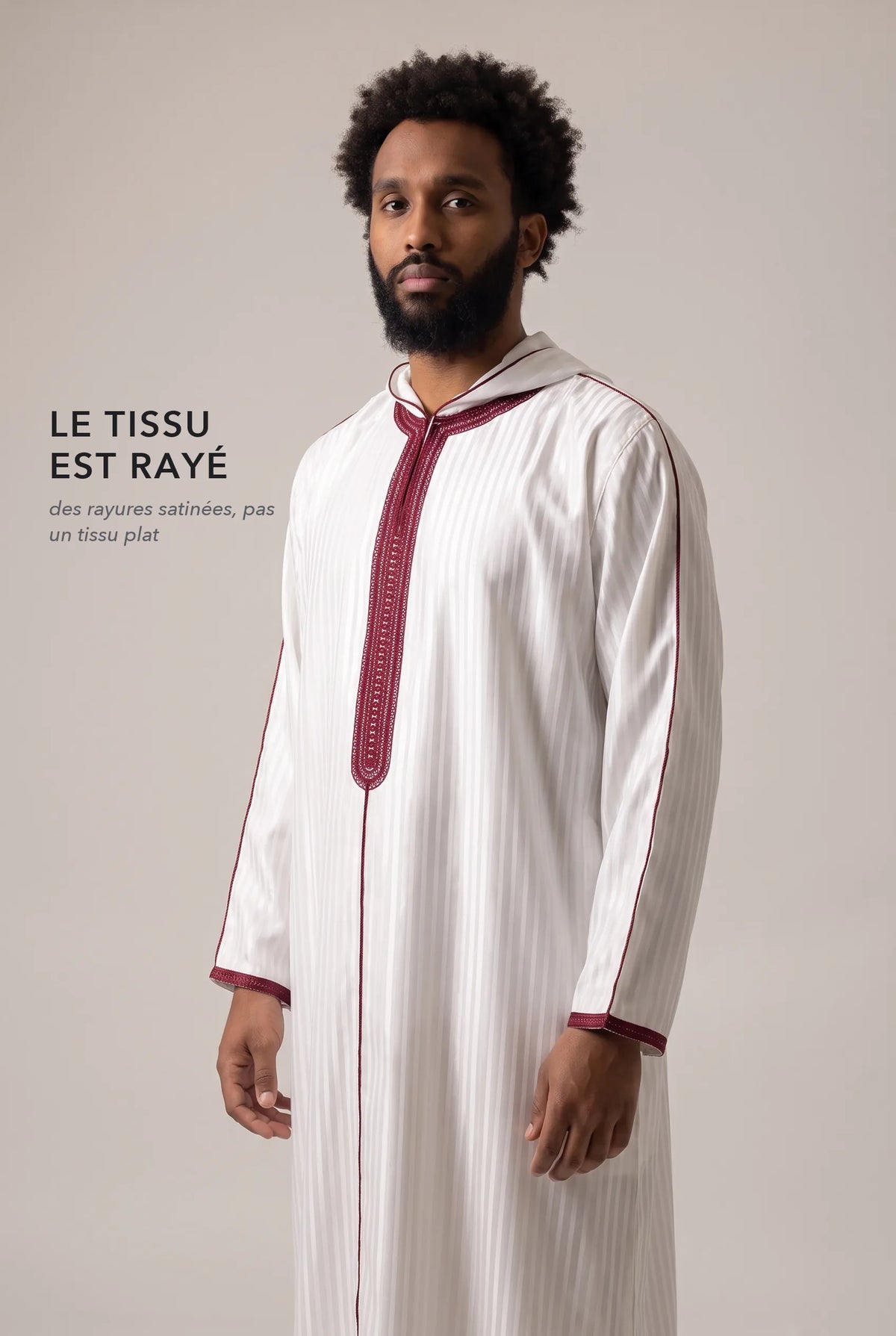 Tissu satin rayé ton sur ton de la djellaba Fares blanche en lumière rasante