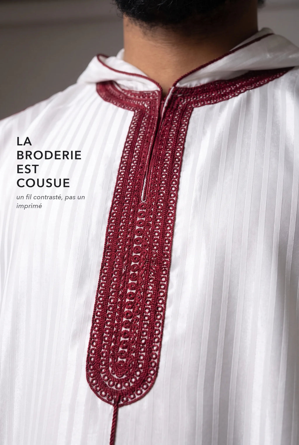Plastron brodé fil bordeaux de la djellaba Fares blanche, macro