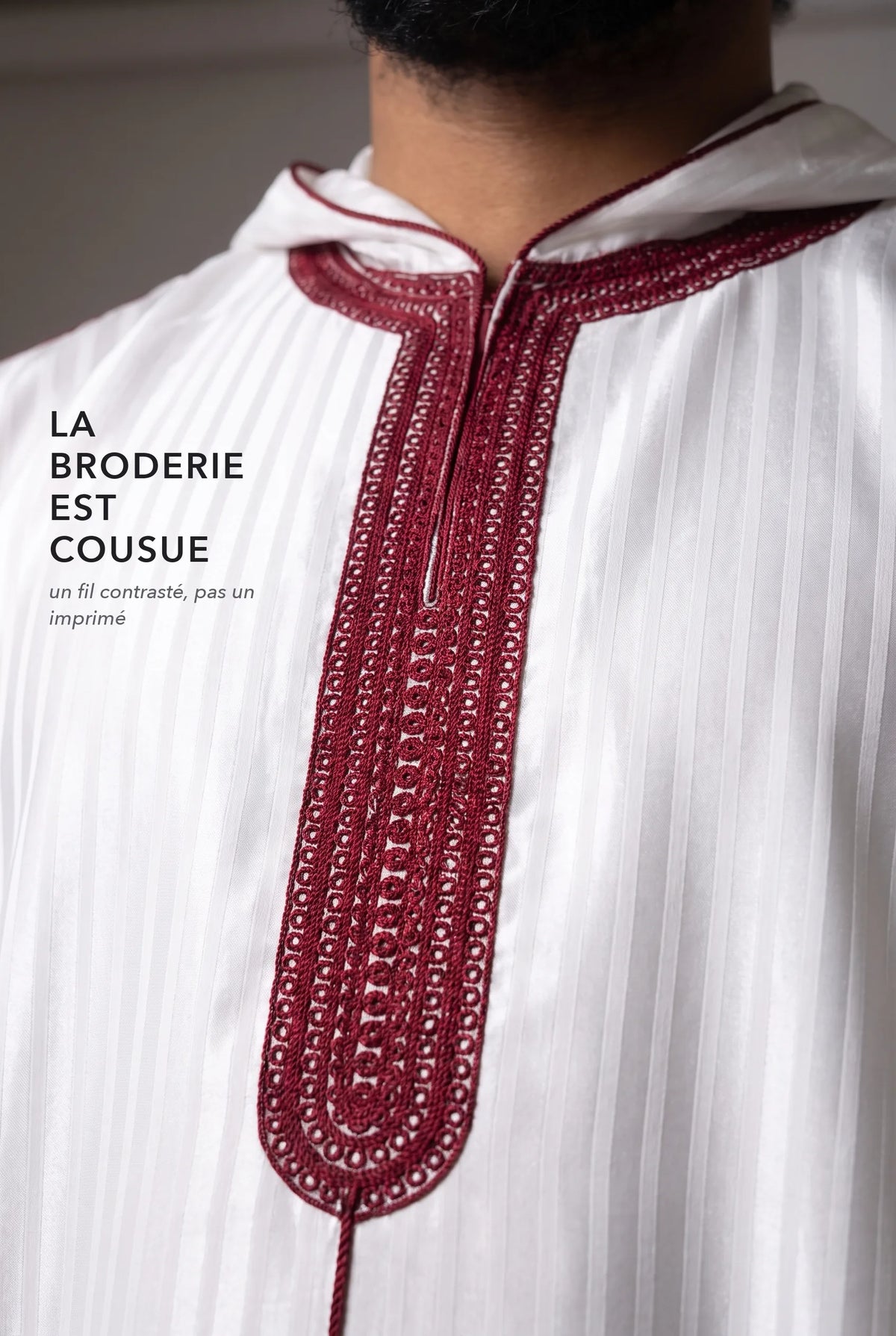 Plastron brodé fil bordeaux de la djellaba Fares blanche, macro