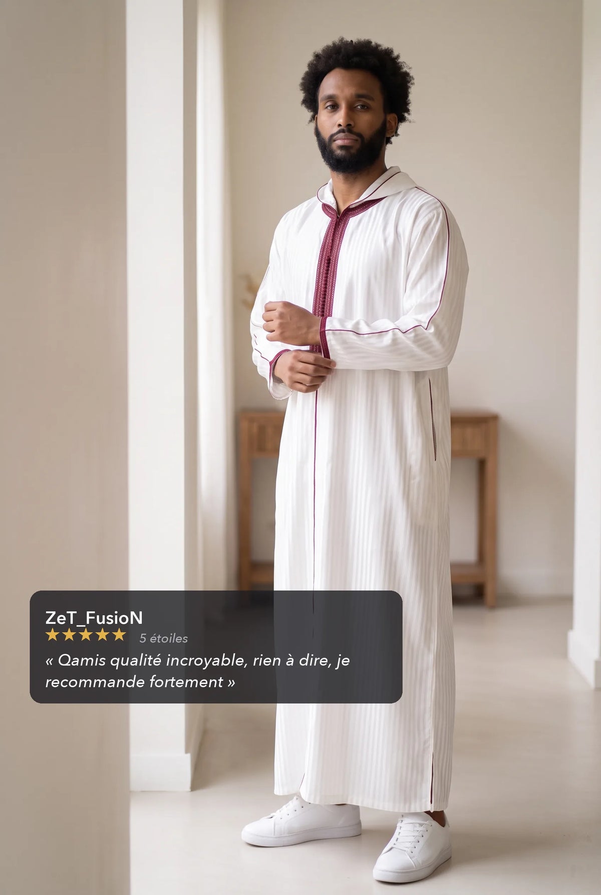Djellaba à capuche blanche Fares portée en intérieur, avis client