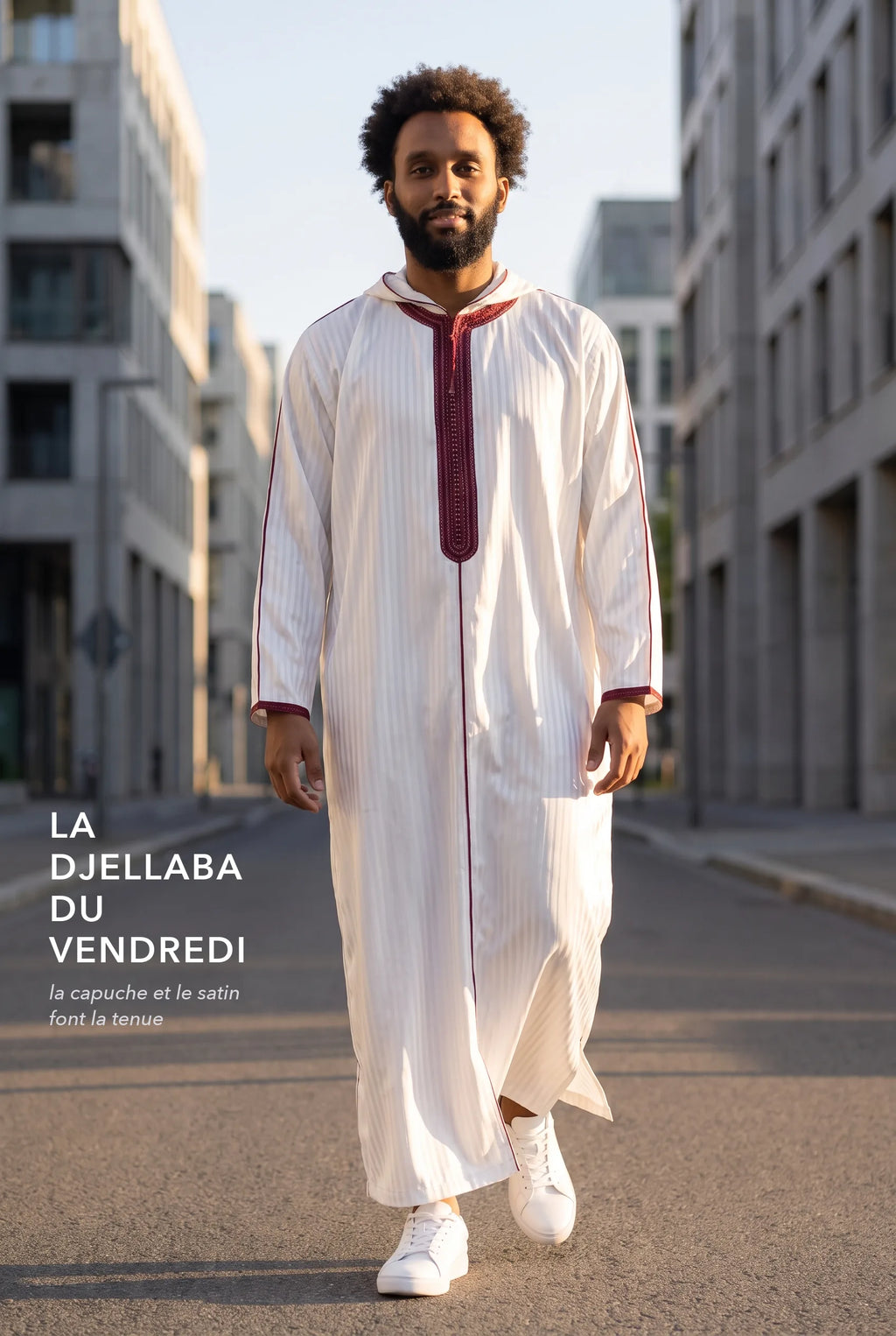 Djellaba à capuche blanche Fares portée en extérieur, tenue du vendredi